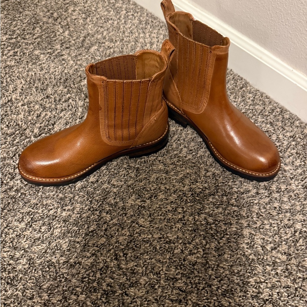 NWOT Frye Ella Moto Chelsea Boots Cognac - Picture 3 of 5